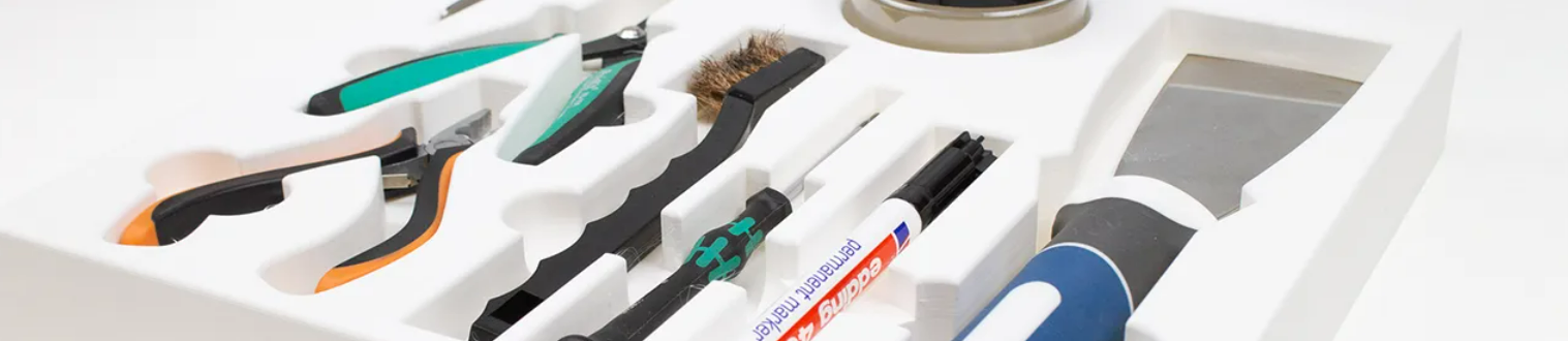 Tavă personalizată pentru scule printată 3D cu PLA Economy — inlay cu locuri dedicate pentru fiecare unealtă, implementat de ColorFabb în producție și laborator