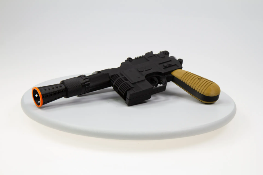 Detaliu blaster DL-44 printat 3D cu PETG Semi-Matte Black — finisaj semi-mat fără aspect de plastic lucios, ideal pentru props cosplay