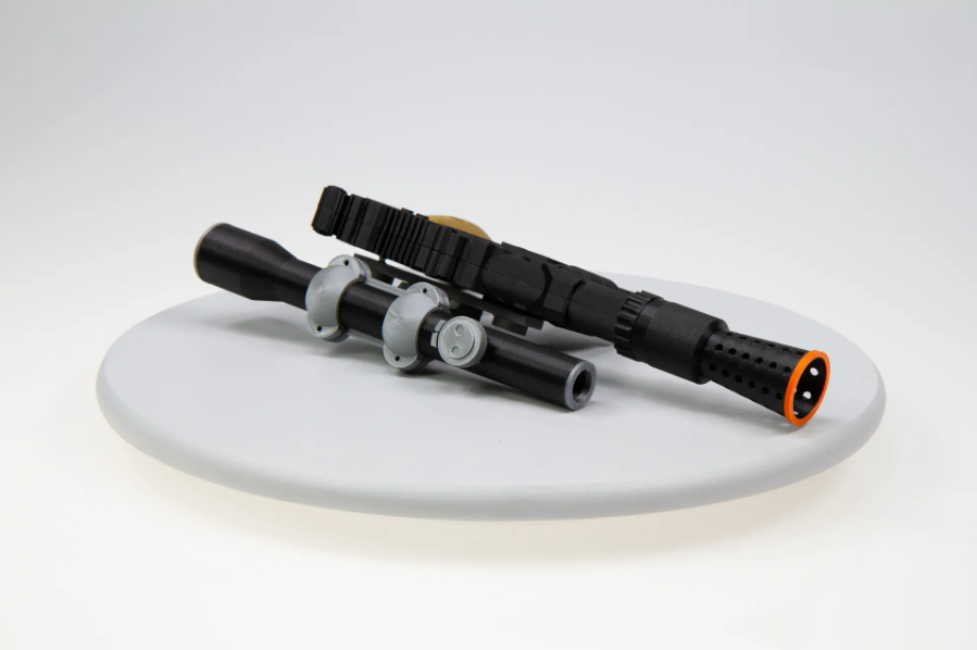 Blaster DL-44 Star Wars printat 3D cu PETG Semi-Matte Black ColorFabb — vedere laterală, finisaj mat fără post-procesare suplimentară