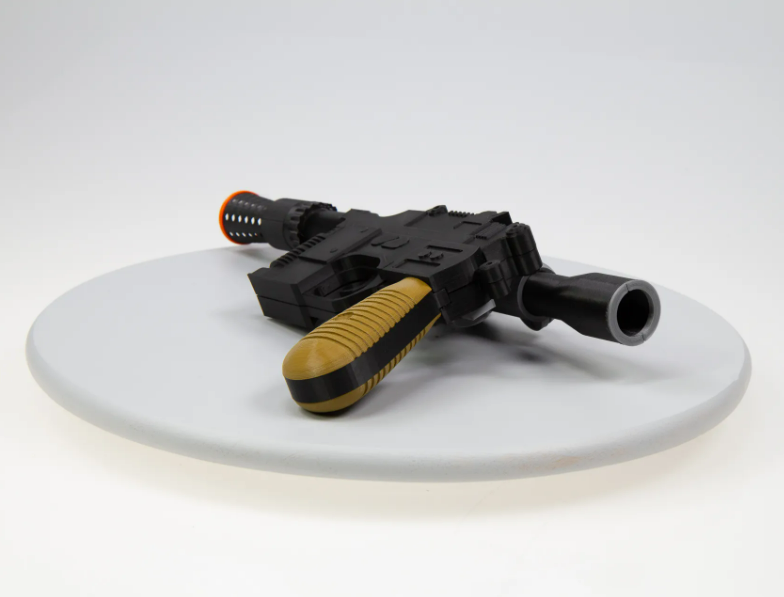Rezultat final blaster Han Solo DL-44 printat 3D în PETG Semi-Matte Black ColorFabb — prop cosplay cu finisaj de înaltă calitate fără post-procesare extensivă
