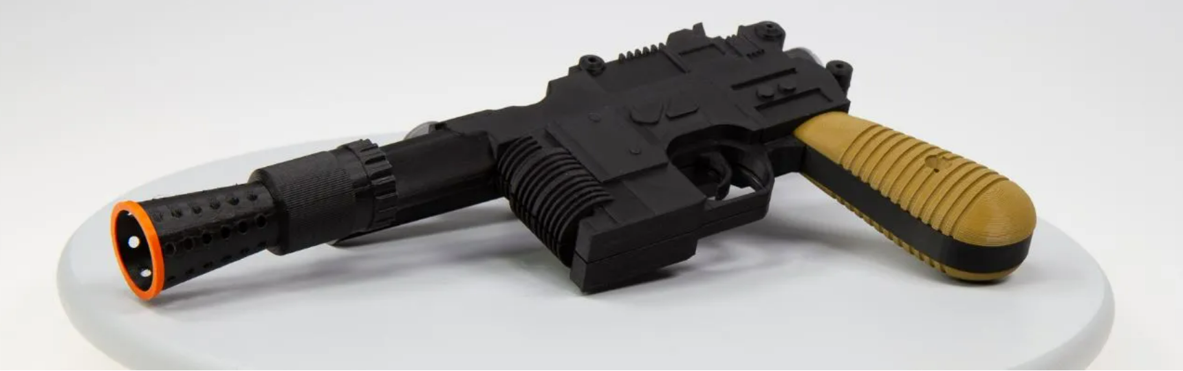 Blasterul DL-44 al lui Han Solo printat 3D cu filament PETG Semi-Matte Black ColorFabb — proiect realizat de Paul din echipa ColorFabb