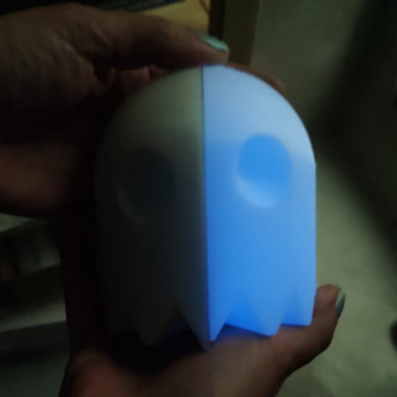 Pacman printat 3D din filament SmartFil PLA Blue Glow (albastru fosforescent) 750g - ziua - Filamente3D.ro
