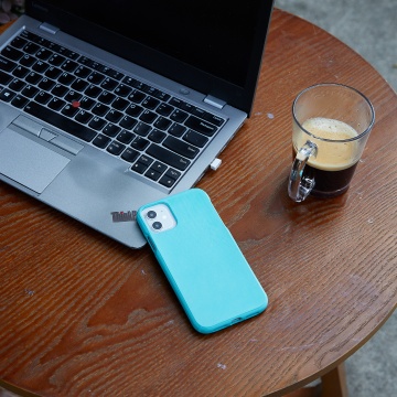 Carcasa telefon printata din filament Polymaker PolyFlex TPU-90A Teal 750g aflata langa o cana de cafea si un laptop - Filamente3D.ro