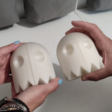 Statueta pacman printat 3D din filament SmartFil PLA Blue Glow (albastru fosforescent) 750g - ziua - Filamente3D.ro