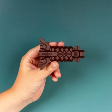 Nava printata 3D din filament Polymaker PolyLite PLA Galaxy Dark Red cu particule de aluminiu pentru efect lucios și printuri decorative - Filamente3D.ro