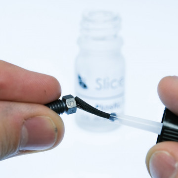 Aplicare solutie repelenta plastic de la Slice Engineering - Filamente3D.ro