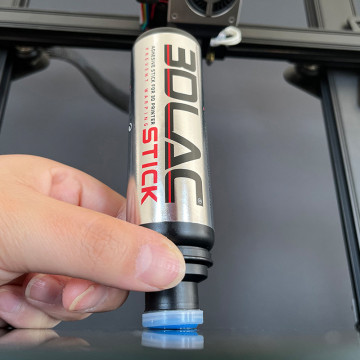 Detaliu aplicare pe platforma de sticla a stickului adeziv 3DLac stick 80ml - Filamente3D.ro