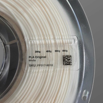 Detaliu filament montat pe rola reutilizabila AzureFilm - Filamente3D.ro