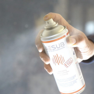 Persoana care aplica pe un obiect spray-ul de scanare AESUB Orange 400ml - Filamente3D.ro
