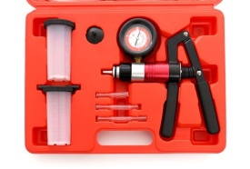 Pompă de vid manuală KraftDele KD10515 cu manometru, furtunuri și adaptoare pentru testare vacuum și aerisire sisteme auto - Img 6