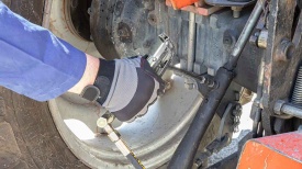 Pompa pneumatică de gresare Verke 15L cu furtun 4 m, presiune max. 40 MPa, pentru ungere profesională în atelier și service auto - Img 12
