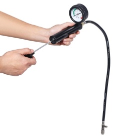 Trusă profesională pentru testarea etanșeității sistemului de răcire KraftDele KD12501 – 28 piese, Manometru 0-2.5 bar, Adaptor universal, Set complet - Img 4