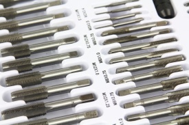 Set 110 piese de tarozi și filiere Mar-Pol în valiză metalică, pentru filetare metrică M2-M18 - Img 5