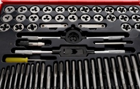 Set profesional de tarozi și filiere KraftDele KD10251, 60 piese, pentru refacerea și realizarea filetelor - Img 9