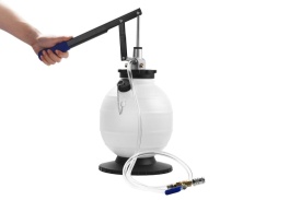 Pompă pentru extragere ulei 7.5L cu adaptoare incluse – XR12500 – Kraft&Dele