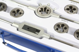 Set 110 piese de tarozi și filiere Mar-Pol în valiză metalică, pentru filetare metrică M2-M18 - Img 3