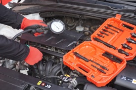 Tester compresie motor diesel 16 piese MaxRom, 0-70 bar, cu adaptoare pentru bujii incandescente și injectoare, valiză inclusă - Img 4