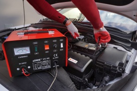 Redresor auto 12V/24V MaxRom VC-60, 30A, pentru acumulatori plumb-acid 120-350Ah, cu ampermetru și protecții integrate - Img 11