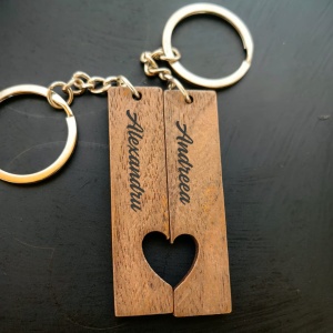 Breloc cuplu „Noi Doi” din lemn – personalizat cu nume și formă de inimă