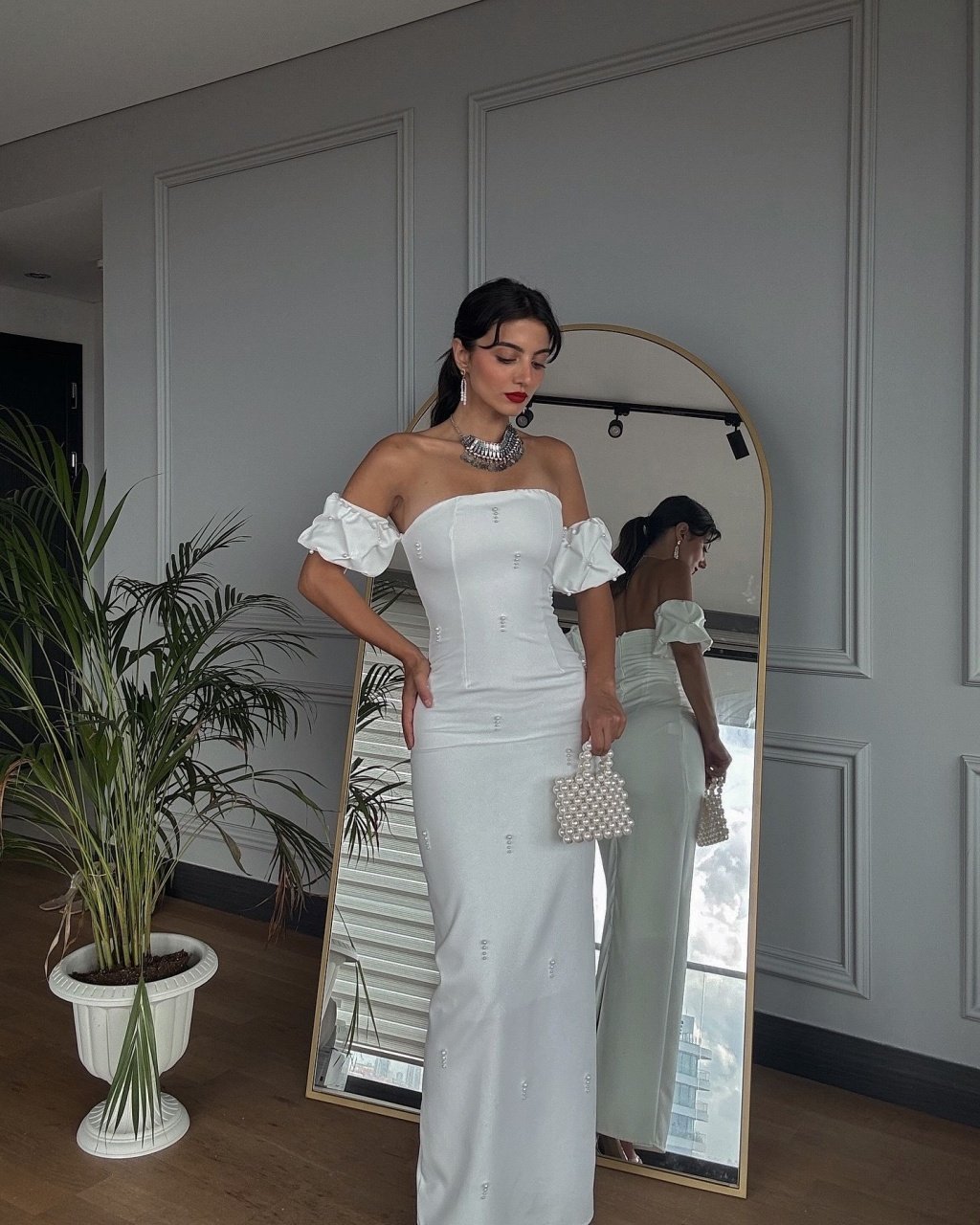 Rochie Alba Elegantă Lunga cu Umeri Goi și Aplicații Perlate - 1 | YEO