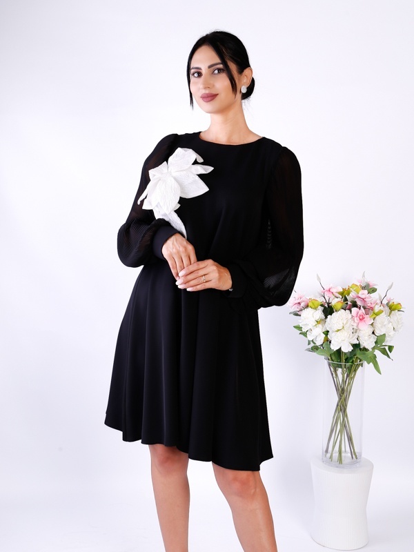 Rochie Neagra Elegantă cu Mâneci Plisate și Fundă Alba