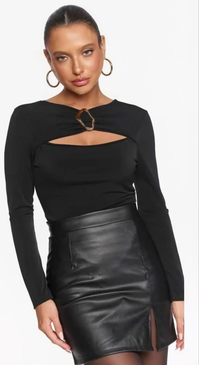 Bluza dama cu decupaj si detaliu metalic Negru