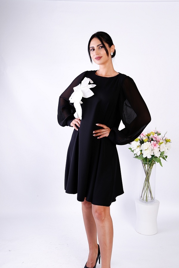 Rochie Neagra Elegantă cu Mâneci Plisate și Fundă Alba - 3 | YEO