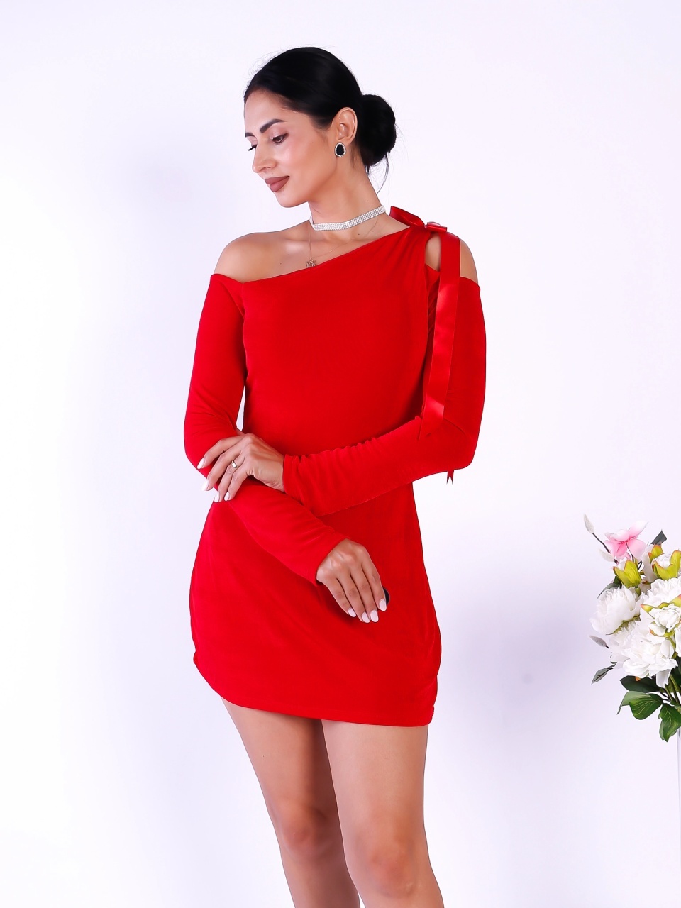 Rochie scurta rosie eleganta cu un umar gol si funda satinata