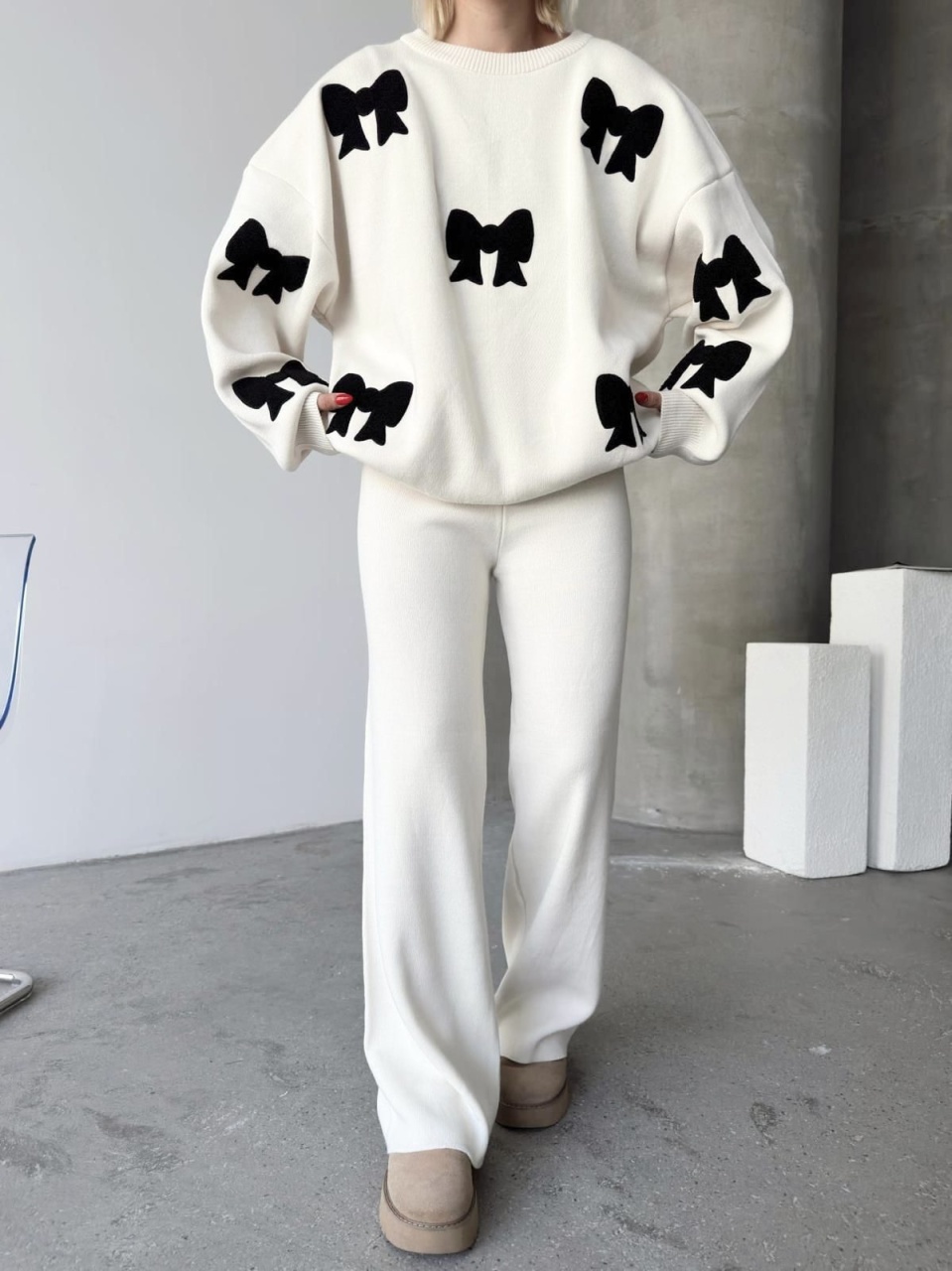 Compleu damă “Flower” alb – tricot moale cu fundițe decorative negre