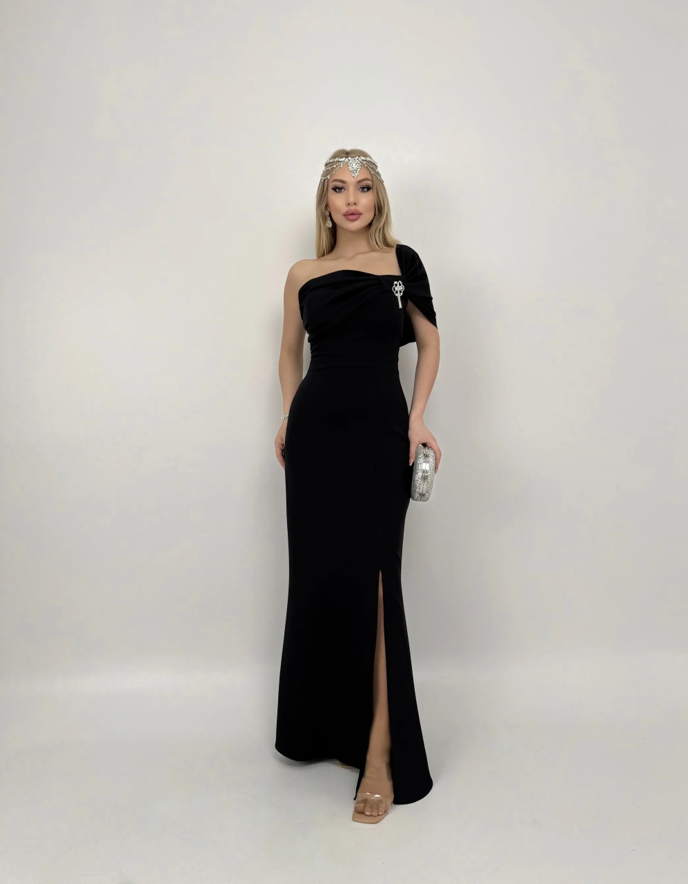 Rochie Neagra ELISEE eleganta lunga accesorizata cu brosa