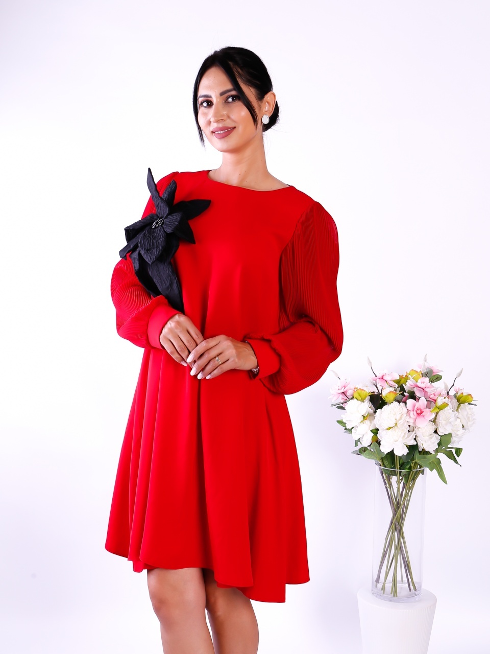 Rochie Roșie Elegantă cu Mâneci Plisate și Fundă Neagră