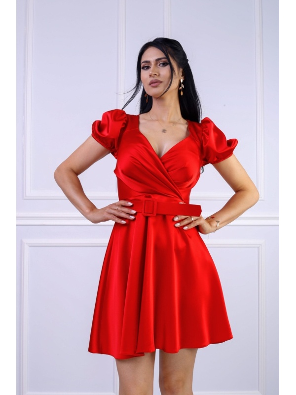 Rochie scurtă elegantă accesorizată cu curea în talie – croi modern