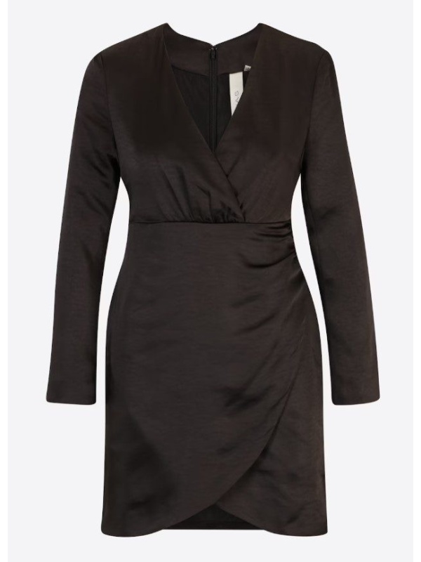 Rochie neagră elegantă scurtă – croi simplu și rafinat