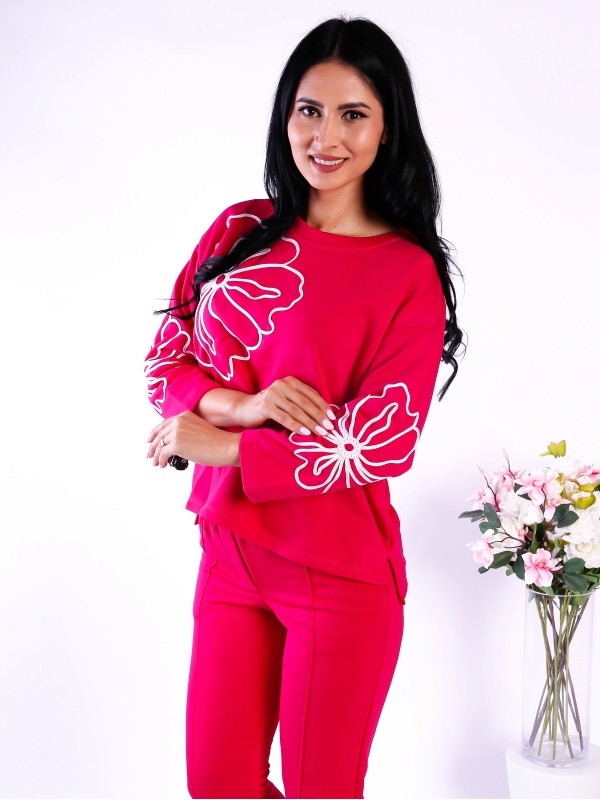 Compleu dama roz elegant cu bluza larga cu imprimeu floral alb si pantaloni conici