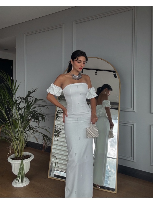 Rochie Alba Elegantă Lunga cu Umeri Goi și Aplicații Perlate 