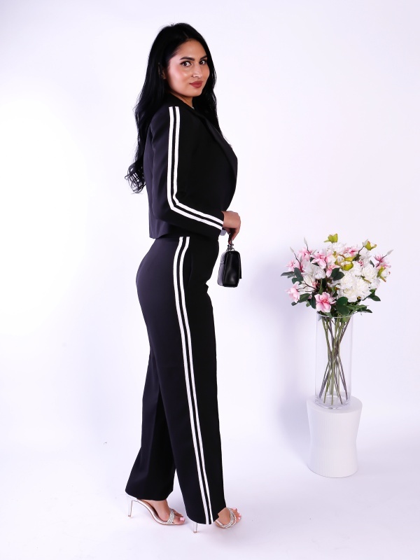 Compleu dama negru elegant cu sacou scurt si pantaloni evazati cu dungi laterale