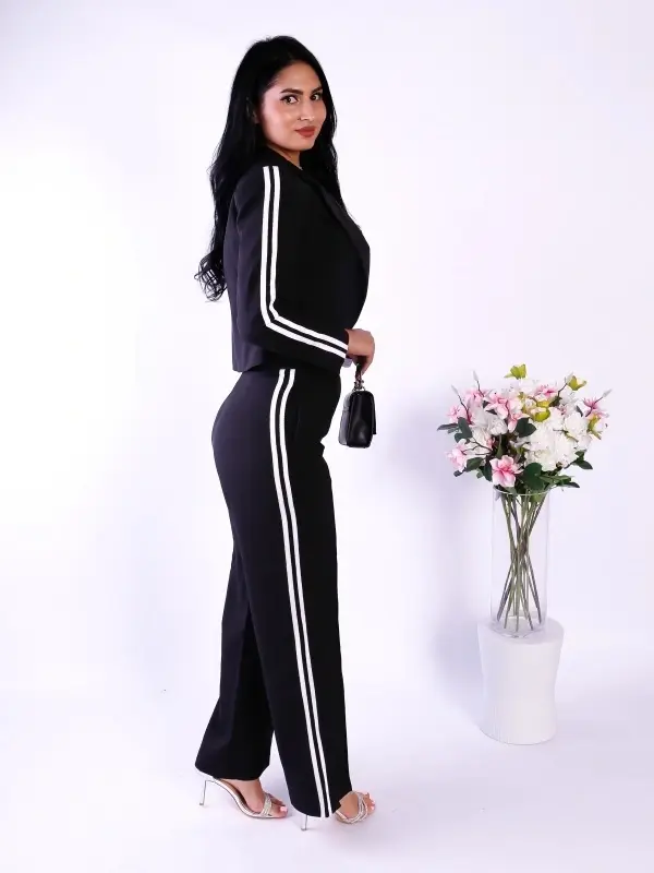 Compleu dama negru elegant cu sacou scurt si pantaloni evazati cu dungi laterale