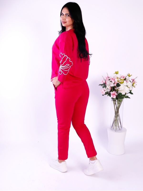 Compleu dama roz elegant cu bluza larga cu imprimeu floral alb si pantaloni conici