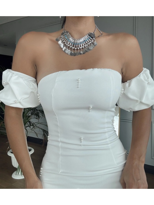 Rochie Alba Elegantă Lunga cu Umeri Goi și Aplicații Perlate 