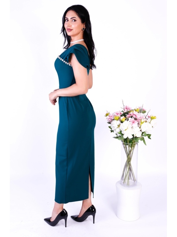 Rochie damă lungă verde , accesorizată cu pietricele