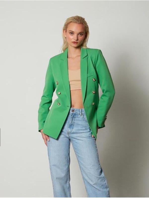 Sacou damă cambrat verde, butoni aurii – elegant și rafinat
