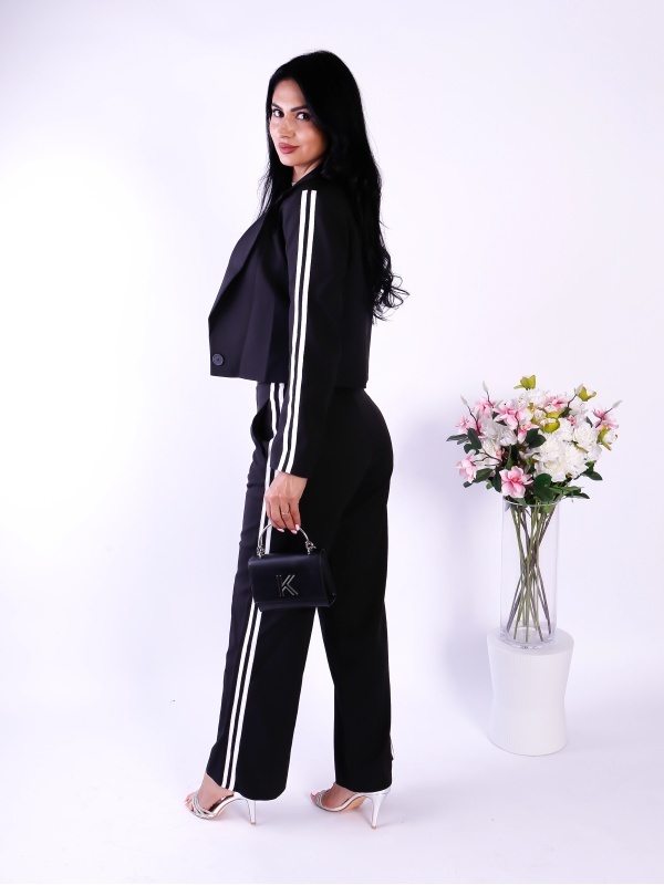 Compleu dama negru elegant cu sacou scurt si pantaloni evazati cu dungi laterale