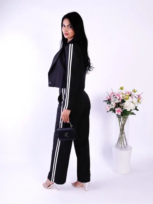 Compleu dama negru elegant cu sacou scurt si pantaloni evazati cu dungi laterale