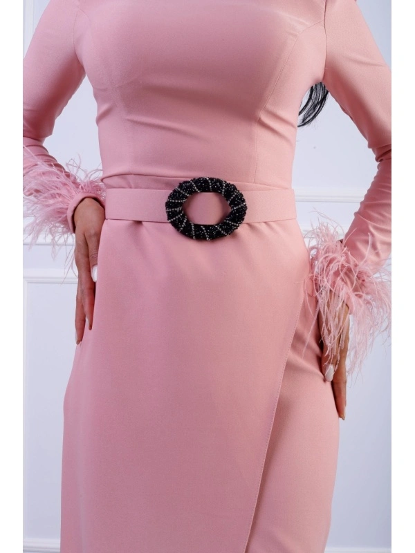 Rochie damă elegantă Carla – roz, cu detalii din pene la maneci
