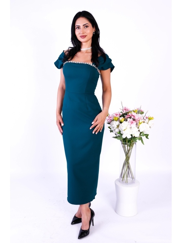 Rochie damă lungă verde, accesorizată cu pietricele