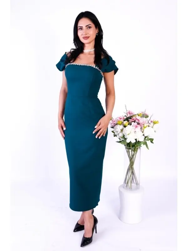 Rochie damă lungă verde, accesorizată cu pietricele