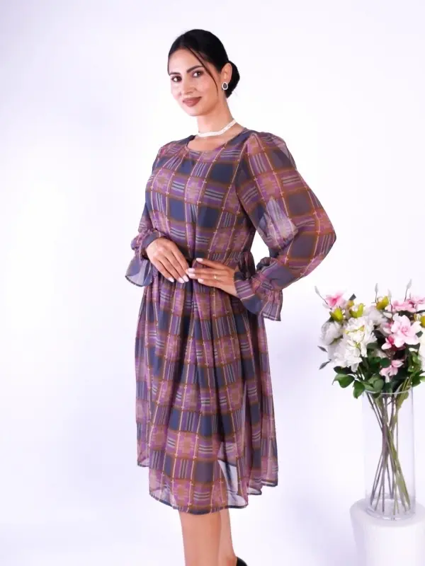 Rochie midi damă din voal cu mânecă lungă și imprimeu în carouri – stil chic