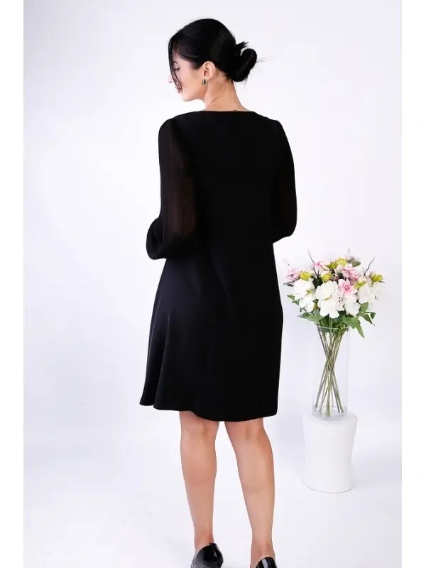 Rochie neagră midi elegantă cu mâneci plisate și fundă albă contrastantă