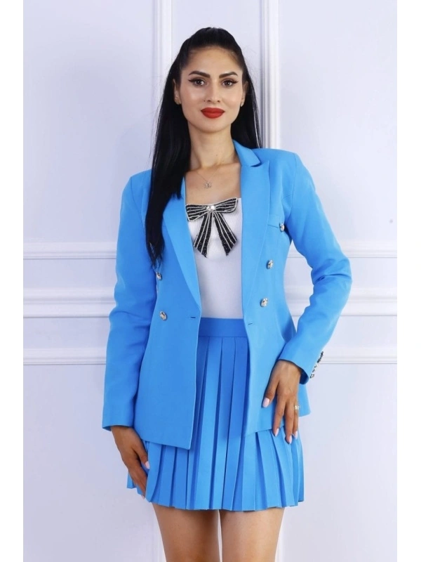 Sacou damă cambrat albastru, butoni aurii – elegant și rafinat