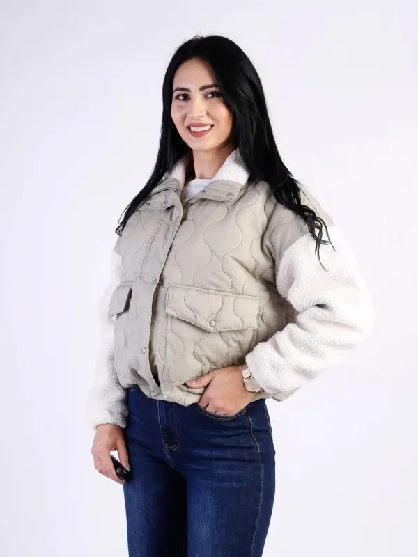 Jachetă damă scurtă crem de iarnă cu mâneci din material pufos